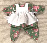 grün-geblümtes Baby-Kleid mit Pumphose für Puppen von 28-32 cm