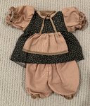 Kleid mit Schürze und Pumphose für Teddys von ca. 40 cm oder Puppen von 50-55 cm